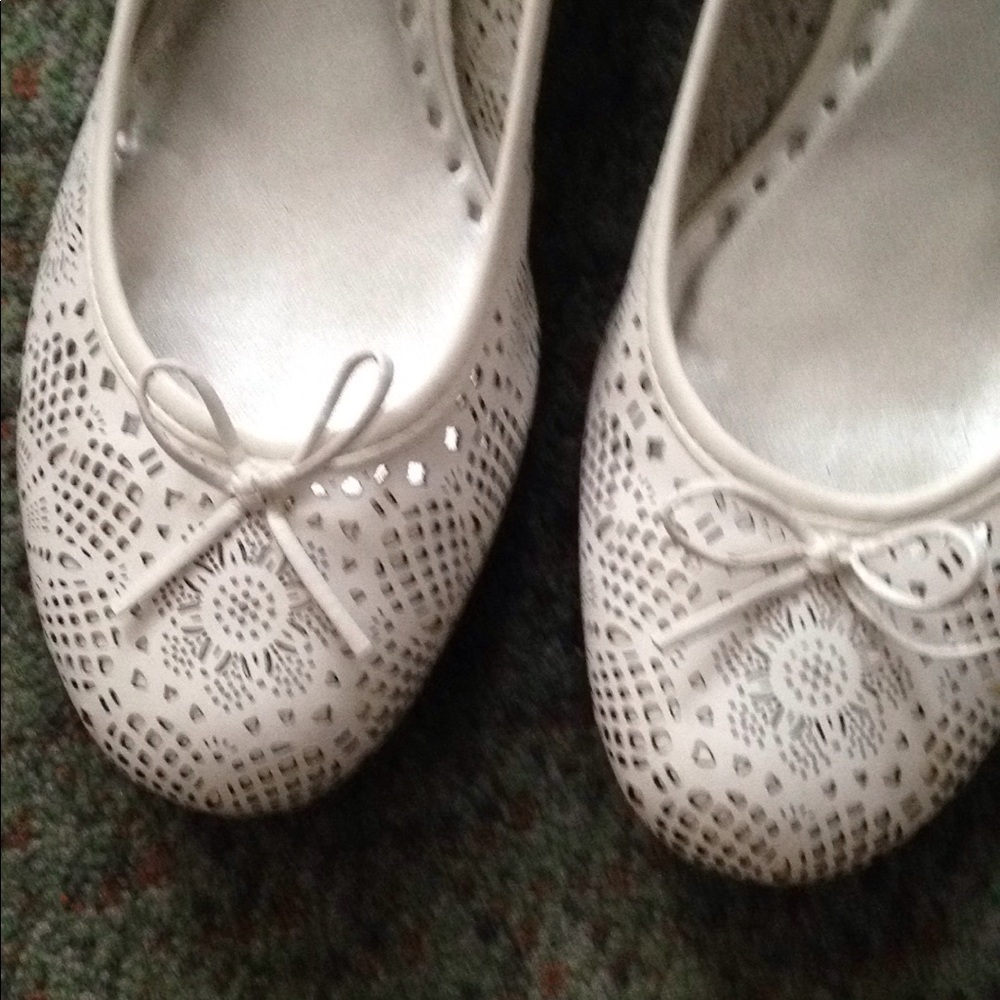 BCBG girls white lace design leather shoes Sz 11 - Picture 2 of 8